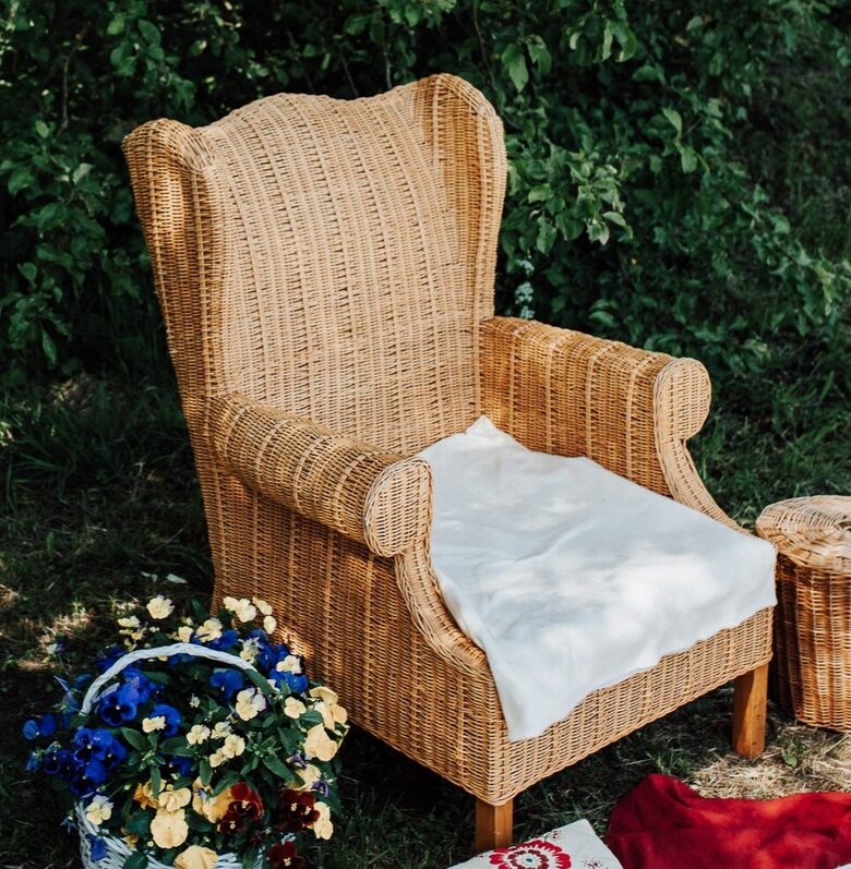 Pīti krēsli, dažādi