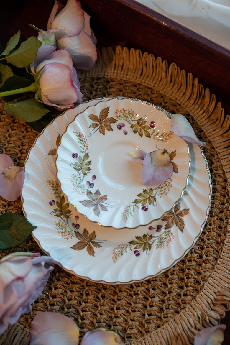 Šķīvji, rudens lapas