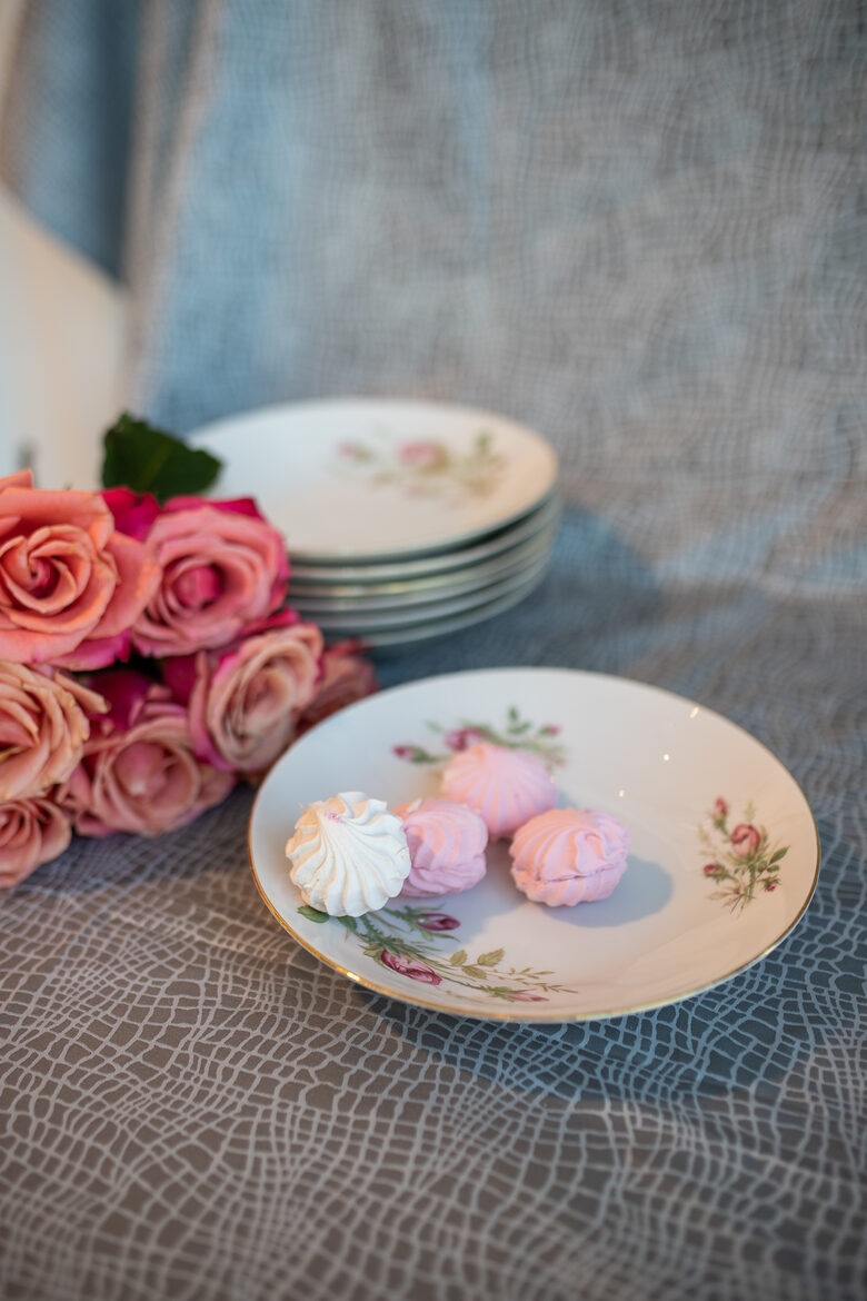 Šķīvji, rozā ziedi