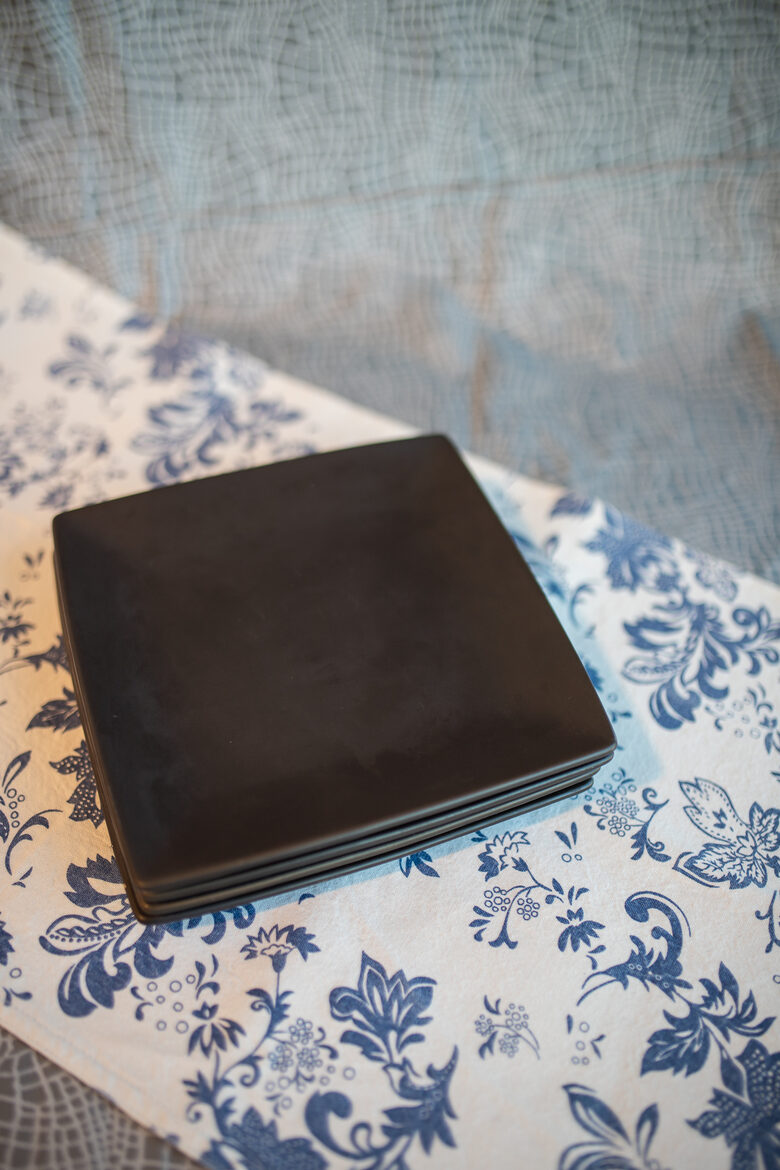 Šķīvji, melni kantaini