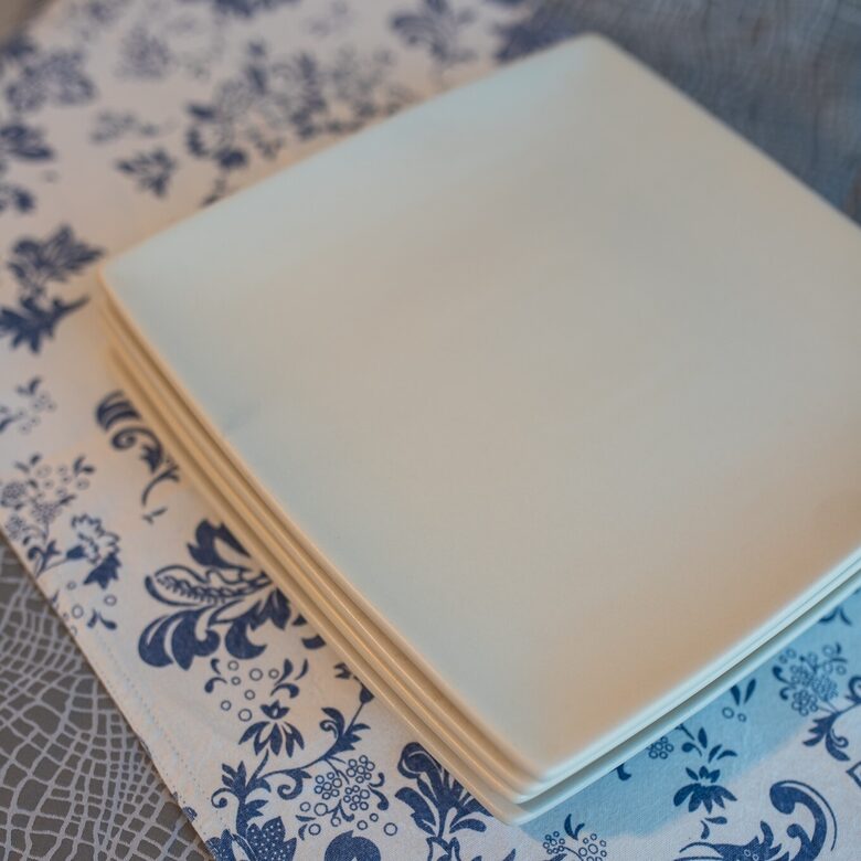 Šķīvji, bēši kantaini