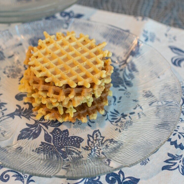 Šķīvji, stikla ar ornamentu