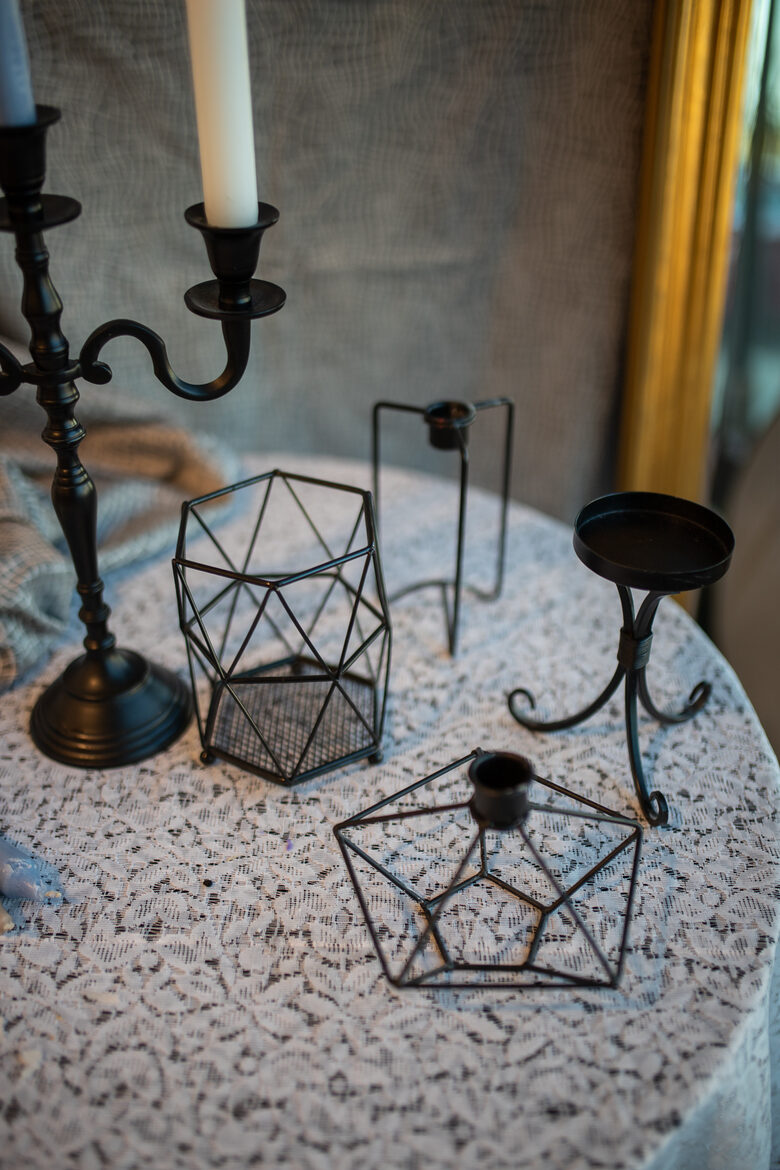 Svečturi, melni metāla