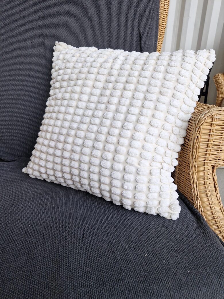 Spilvens balts, pūkains