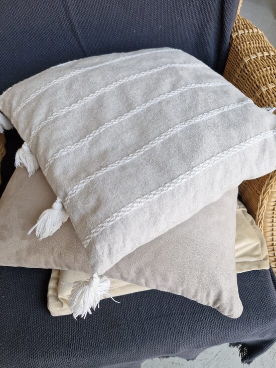 Spilvens bēšs, ar bārkstīm