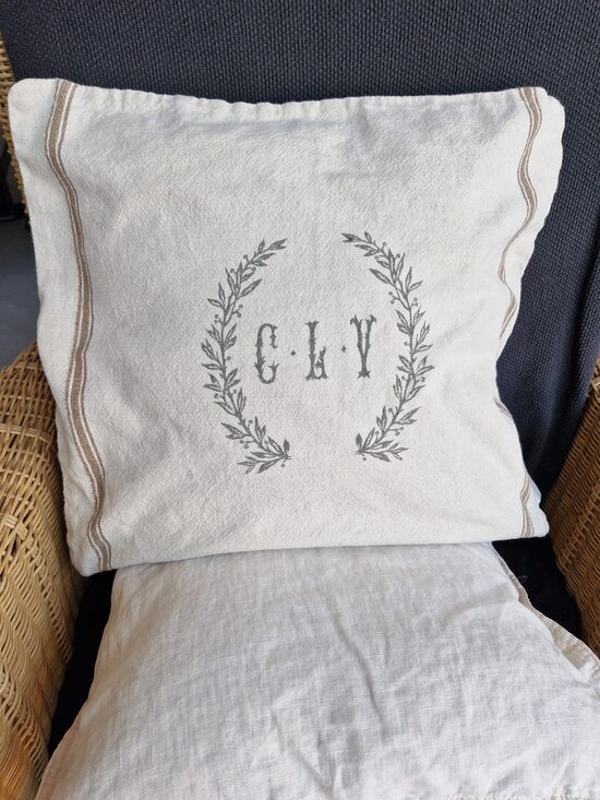 Spilvens bēšs ar uzrakstu, lina