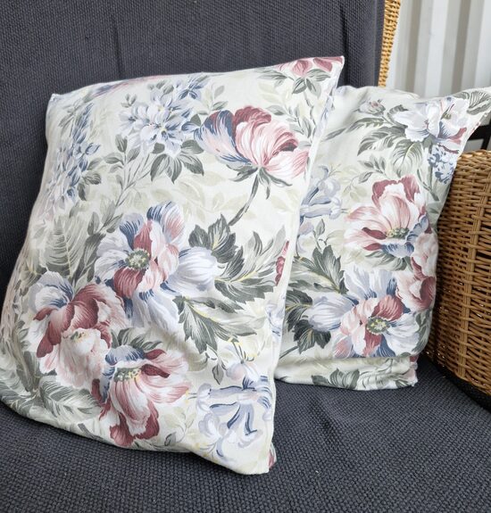 Spilvens, lieli ziedi