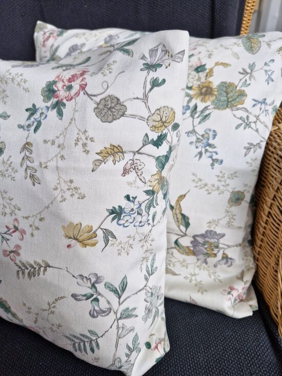 Spilvens, smalki ziedi